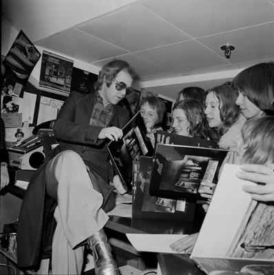 John-Elton-fans-997x1000_28129.jpg