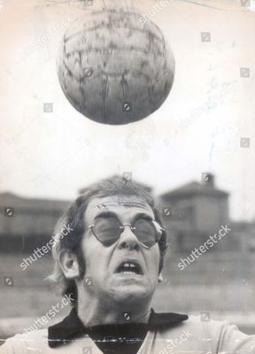 elton-john-singer-elton-john-training-with-watford-fc-shutterstock-editorial-3317382a.jpg