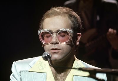 Elton-John-Music-Photo-44.jpg