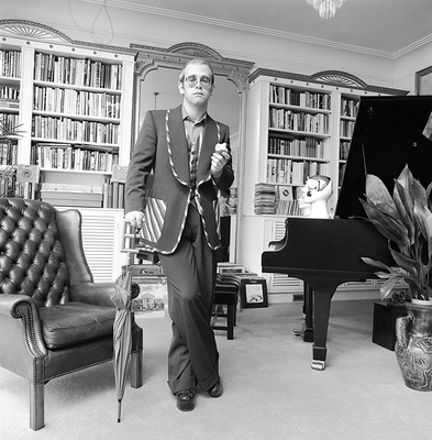 British pop singer, songwriter and musician Elton John in his living room at home in Windsor, 1974.
