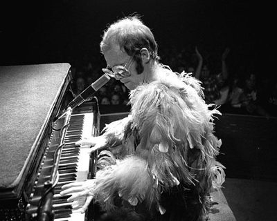 Elton-John-UNSIGNED-photo-G751-English-singer-songwriter-musician.jpg