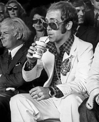 1974-06-24_elton-john-a-wimbledon.jpg