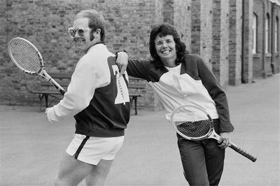 PHOTOGRAPHED BY TERRY O'NEILL
American top tennis player Bille Jean King with Elton John during Wimbledon, June 1974.
