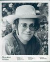 1977-Press-Photo-Musician-Elton-John-Hercules-Singer.jpg