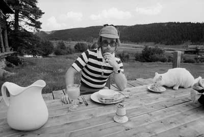 English pop singer Elton John at Caribou Ranch for the recording of his tenth album ‘Rock of The Westies’, Colorado, USA, 1974.
Caribou Ranch was a recording studio built in the Rocky Mountains by Grammy award-winning musician and producer James William Guercio in 1972.
