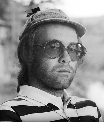 English pop singer Elton John at Caribou Ranch for the recording of his tenth album ‘Rock of The Westies’, Colorado, USA, 1974.
Caribou Ranch was a recording studio built in the Rocky Mountains by Grammy award-winning musician and producer James William Guercio in 1972.
