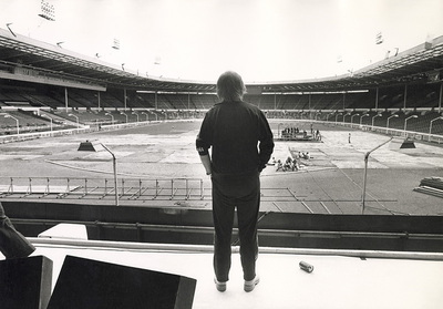 PHOTOGRAPHED BY TERRY O'NEILL
English singer, pianist, and composer Elton John, photographed ahead of rehearsals at Wembley Stadium, June 1975.
