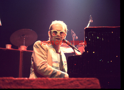 elton-john-76-023a.jpg