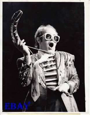 Elton-John-in-performance-1976-VINTAGE.jpg