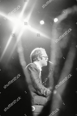 elton-john-1976-new-york-usa-shutterstock-editorial-6593824a.jpg