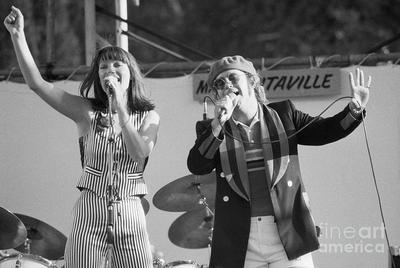 kiki-dee-and-elton-john-performing-bettmann.jpg