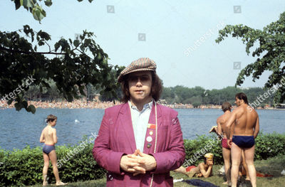 to-russia-with-elton-tv-programme-moscow-russia-1979-shutterstock-editorial-4564838k.jpg