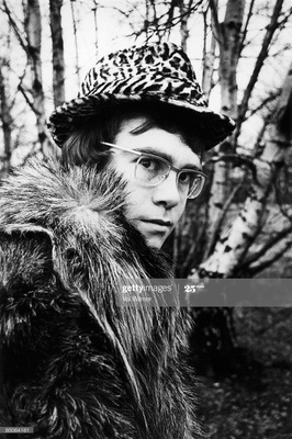 1968-01-22 (6)rz
UNITED KINGDOM - JANUARY 22: Photo of Elton JOHN; First photo session - on Hampstead Heath (Photo by Val Wilmer/Redferns)
